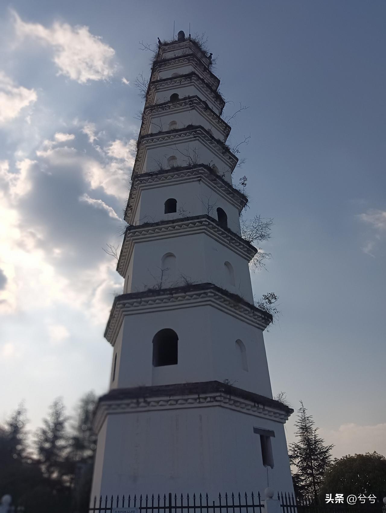 人这一辈子
有人说：
人生路上，
做自己的光，
不需要太亮，
足以熬过寒冬和黑夜