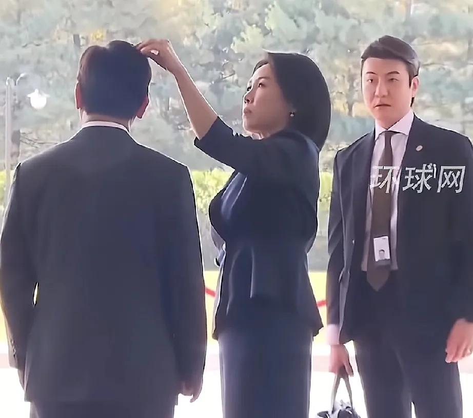 韩总统夫人金惠景为李在明整理头发，多温馨一幕，却让法总统夫妇上了热搜，犹记得布丽