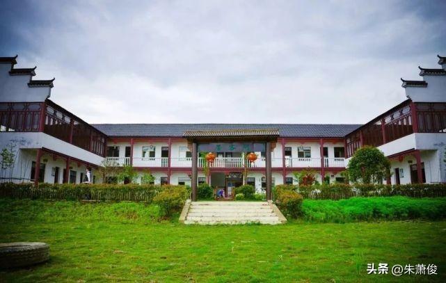 芜湖鳄鱼湖山庄位于湾沚区花桥镇复兴村，属东草湖湿地、紧邻水阳江，占地1000余亩