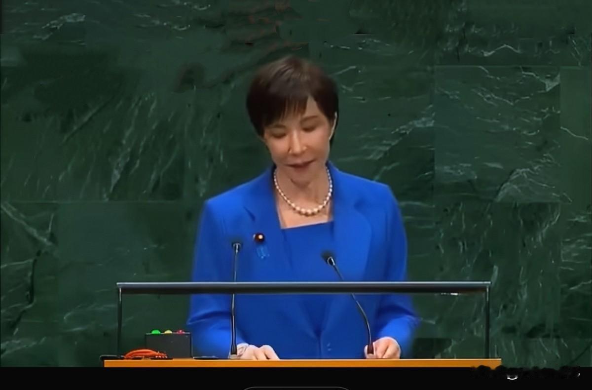 联大演讲台下门可罗雀，下飞机没人接，还要对着空荡荡的停机坪挥手致意，这画面确实有