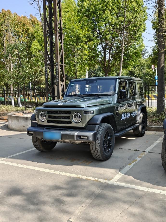 不吹不黑，212这款越野车谁还有印象呢？
反正我是印象深刻的，那时候感觉它就是一