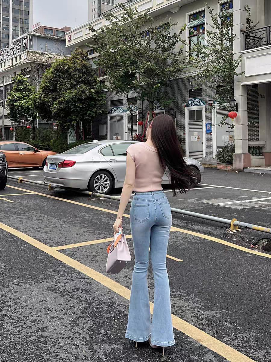 女人怎样穿搭，更显气质牛仔裤搭配什么样的上衣比较好看?