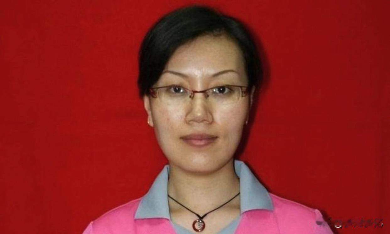 十五年苦守牢狱！这个女人用一生深情，托举起跌落谷底的丈夫
 
这个女人叫董礼平，