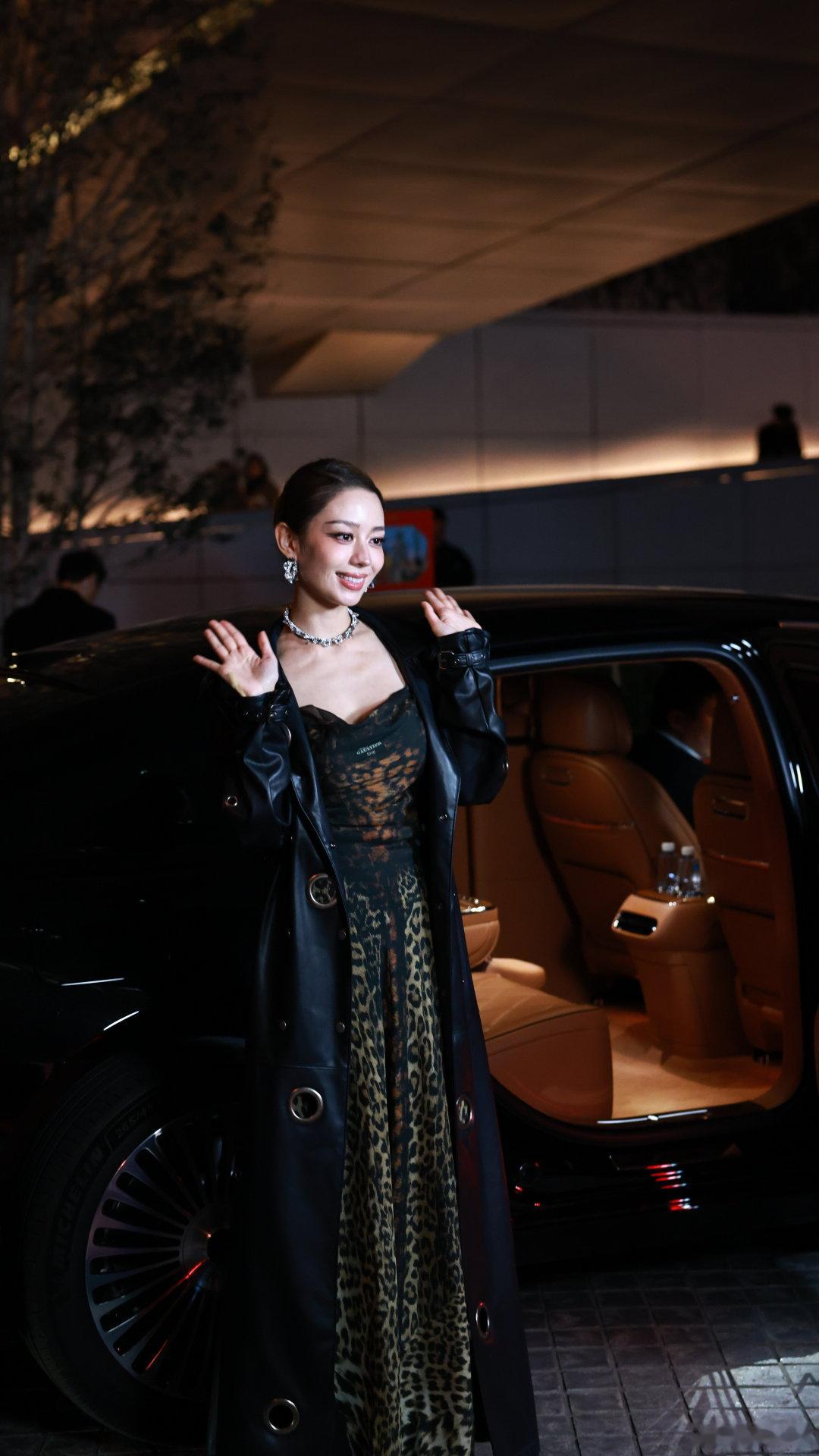 明星车内车外反差感内娱明星下车从从容容游刃有余闪光灯的瀑布在车外等候，车内却是暴