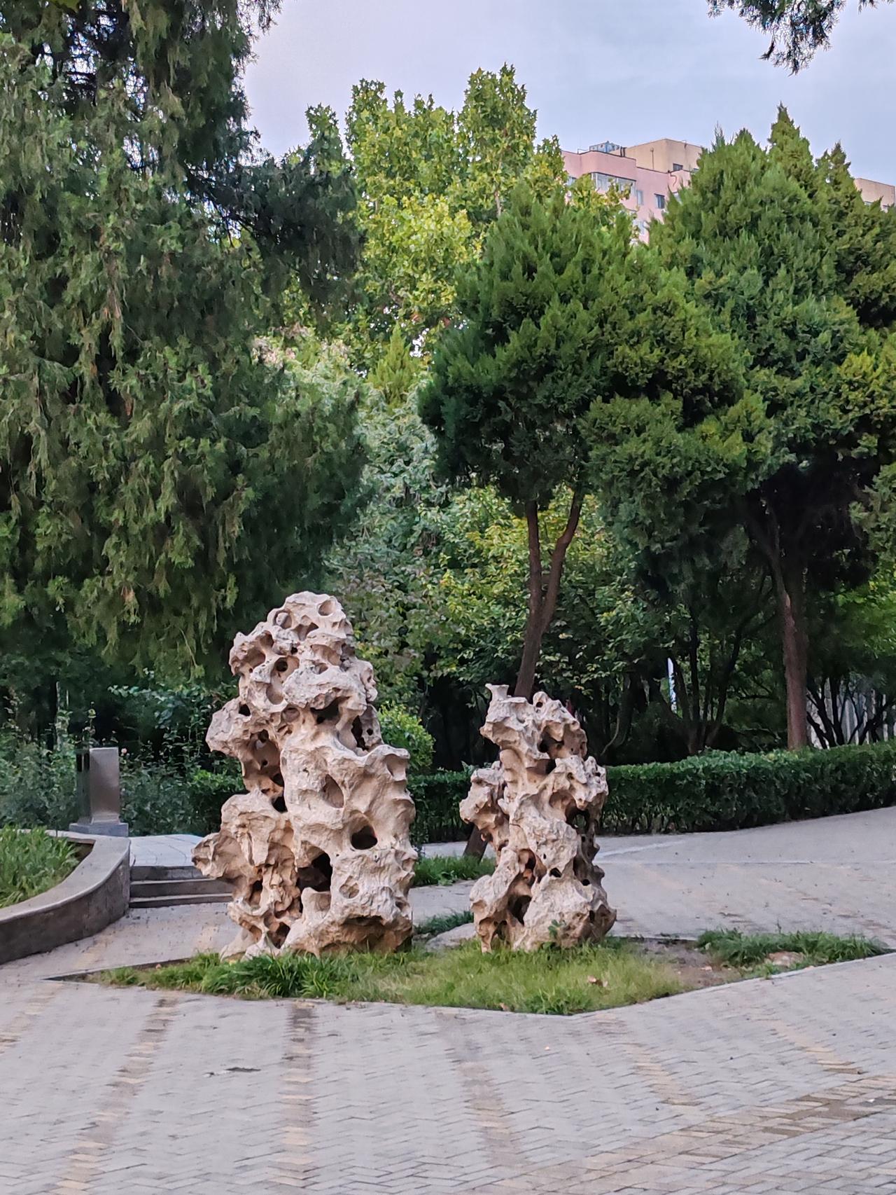 上联是:天上无云难下雨，请对下联世间无爱不延孙