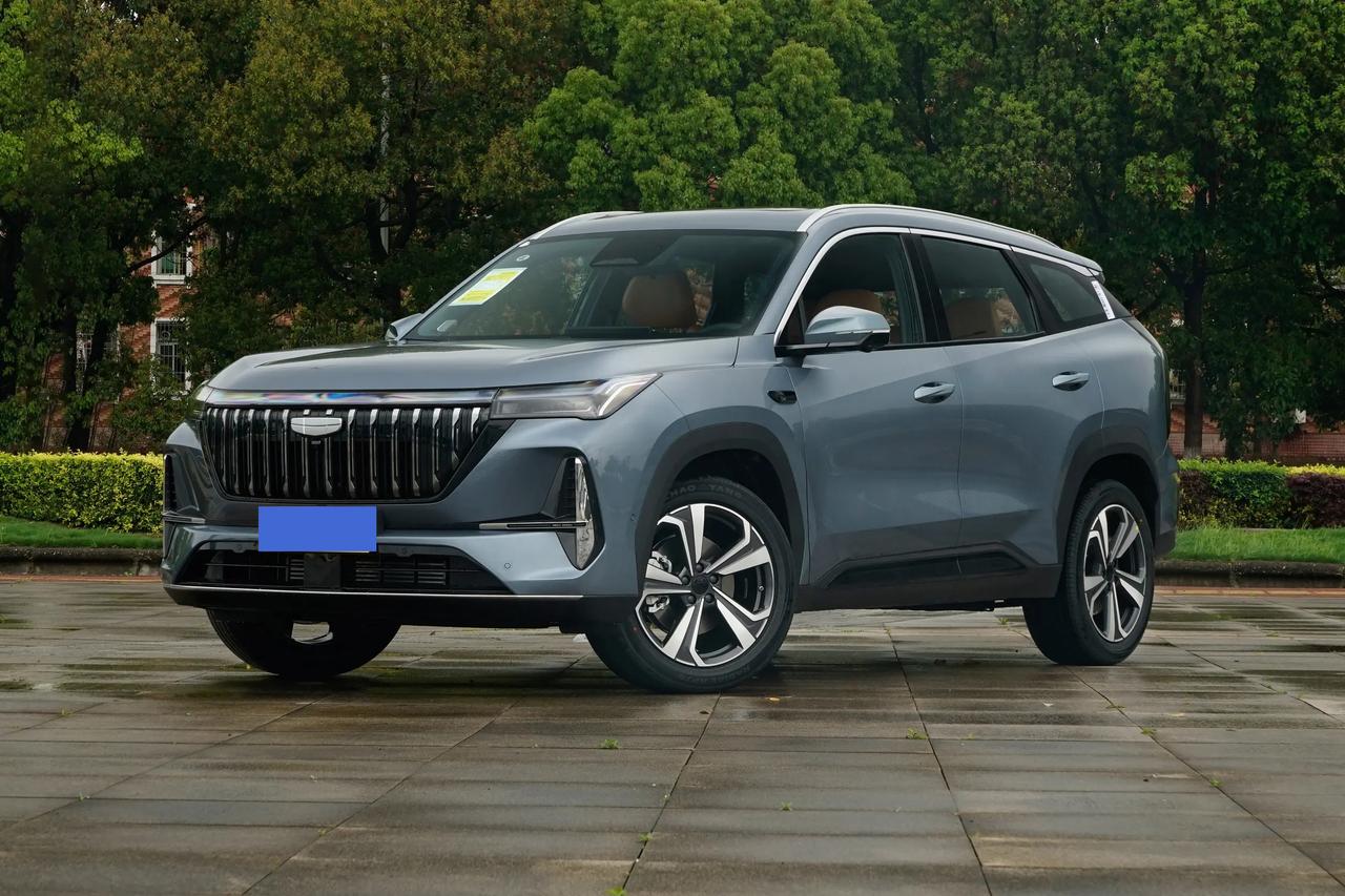 我对博越L小蓝灯版的内饰评价是：不算惊艳，但挺会照顾日常情绪。看着不廉价，用着不