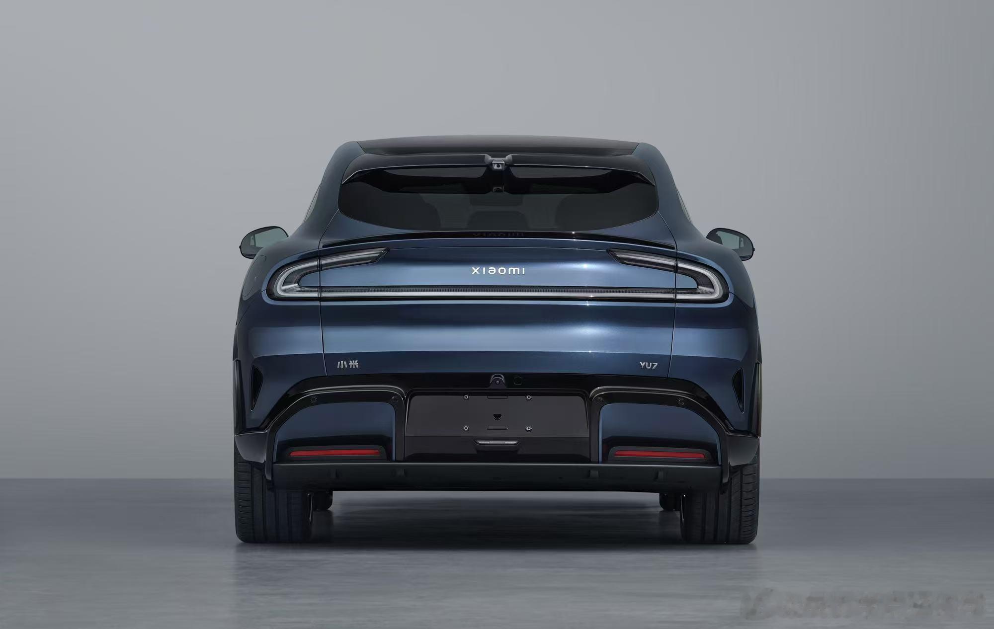 今日，小米正式公布其首款SUV，定名为小米 YU7。该车型采用小米家族式设计，整