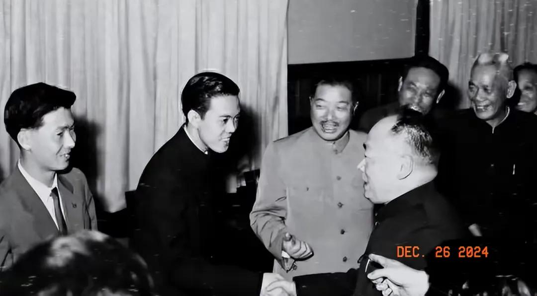 1959年
在第25届世界乒乓球锦标赛上，我国选手容国团（左2）获得男子单打金牌