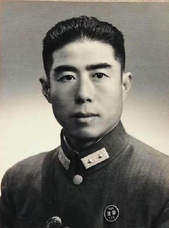 1950年，四川通江大巴山村落来了一名自称张克明的外乡人，粗布破衣，装作普通农民