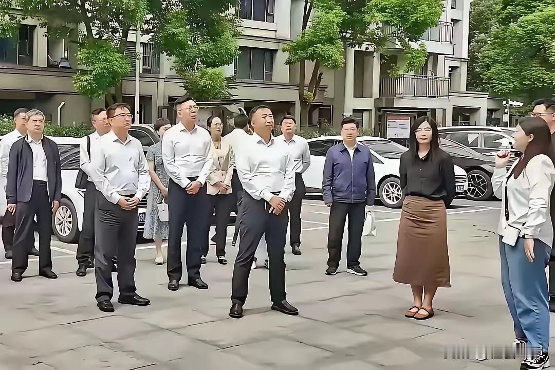 可以肯定，冯院长的风光是到此为止了。
后院起火，一觉醒来天塌了，被直接下属惹了一
