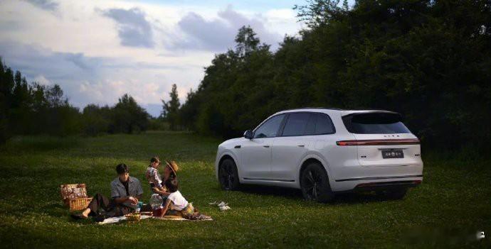 探索无界旅程，问界M7以1600公里超长续航，将山东至广东的距离化为一步之遥。搭