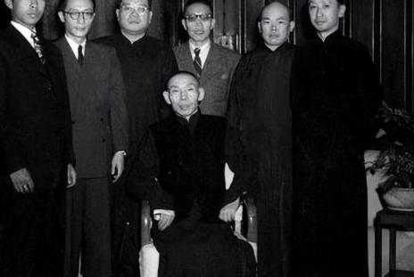 1932年，上海滩大亨杜月笙登门向财政部长宋子文讨债，遭拒后竟派人往其公馆投掷手