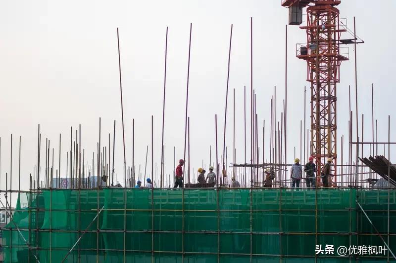 工地来了一个
大学生临时工
说好一块砖0.8毛，
他搬了2000块，
我给他结了