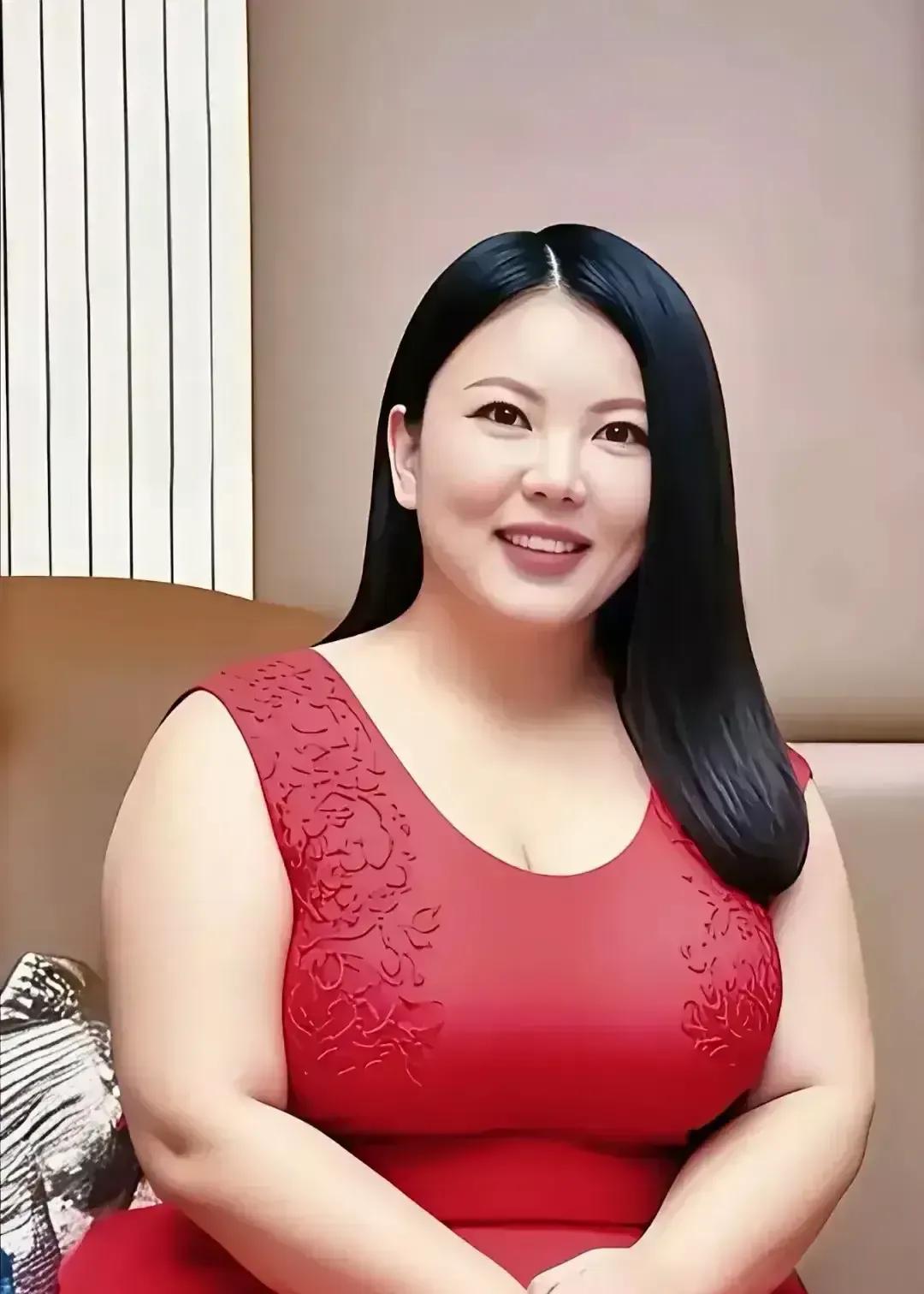 49岁的李湘又是谁梦中的漂亮，知性又有钱的富婆啊！

她最近一组机场图又炸了，裹