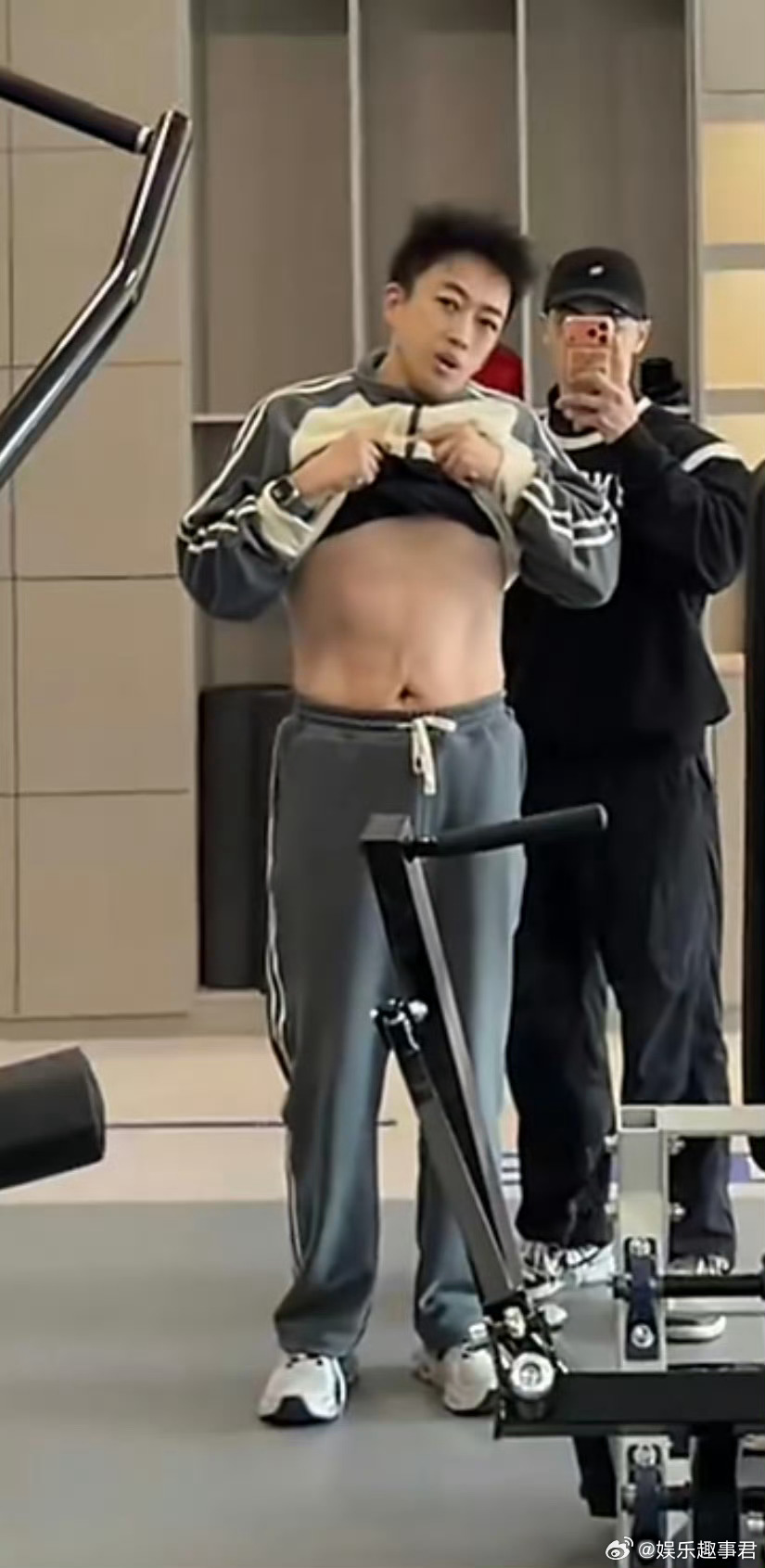 于正腹肌于正晒腹肌秀健身成果，结果被系统判定内容由AI生成。于正回应：“岂有此理