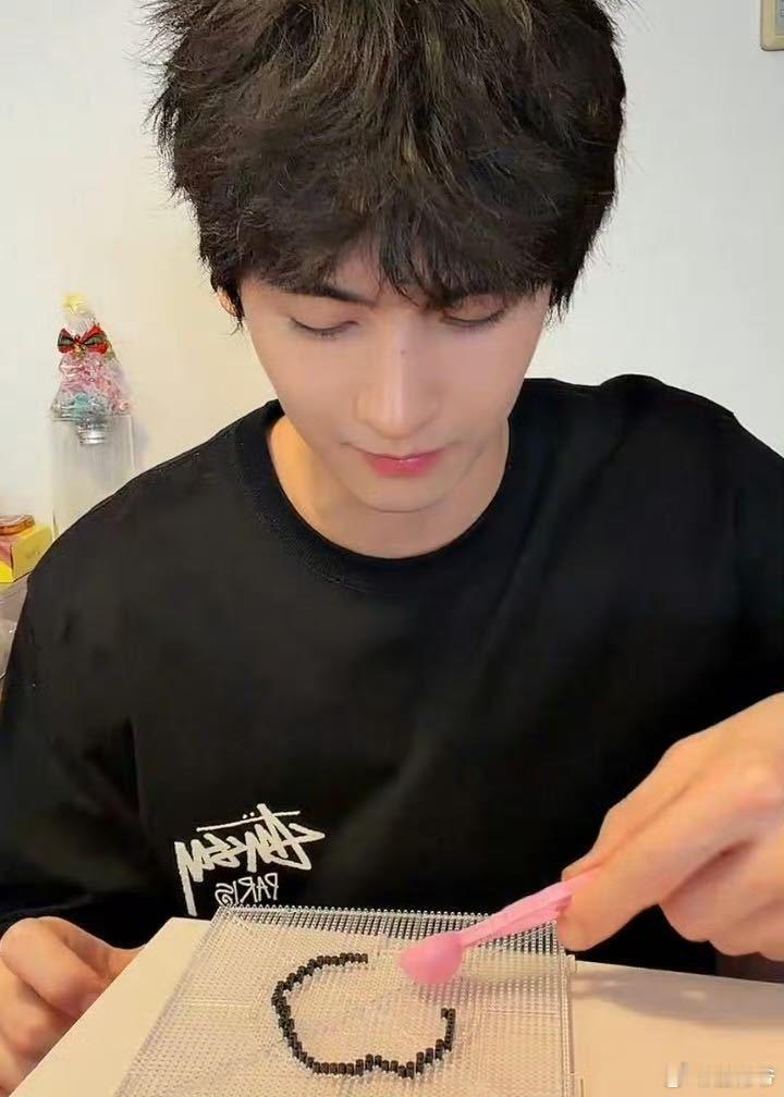 黄俊捷玩拼豆刚开始就累了失眠人士挖到宝藏直播，黄俊捷拼豆节奏慢悠悠，时不时吐槽步