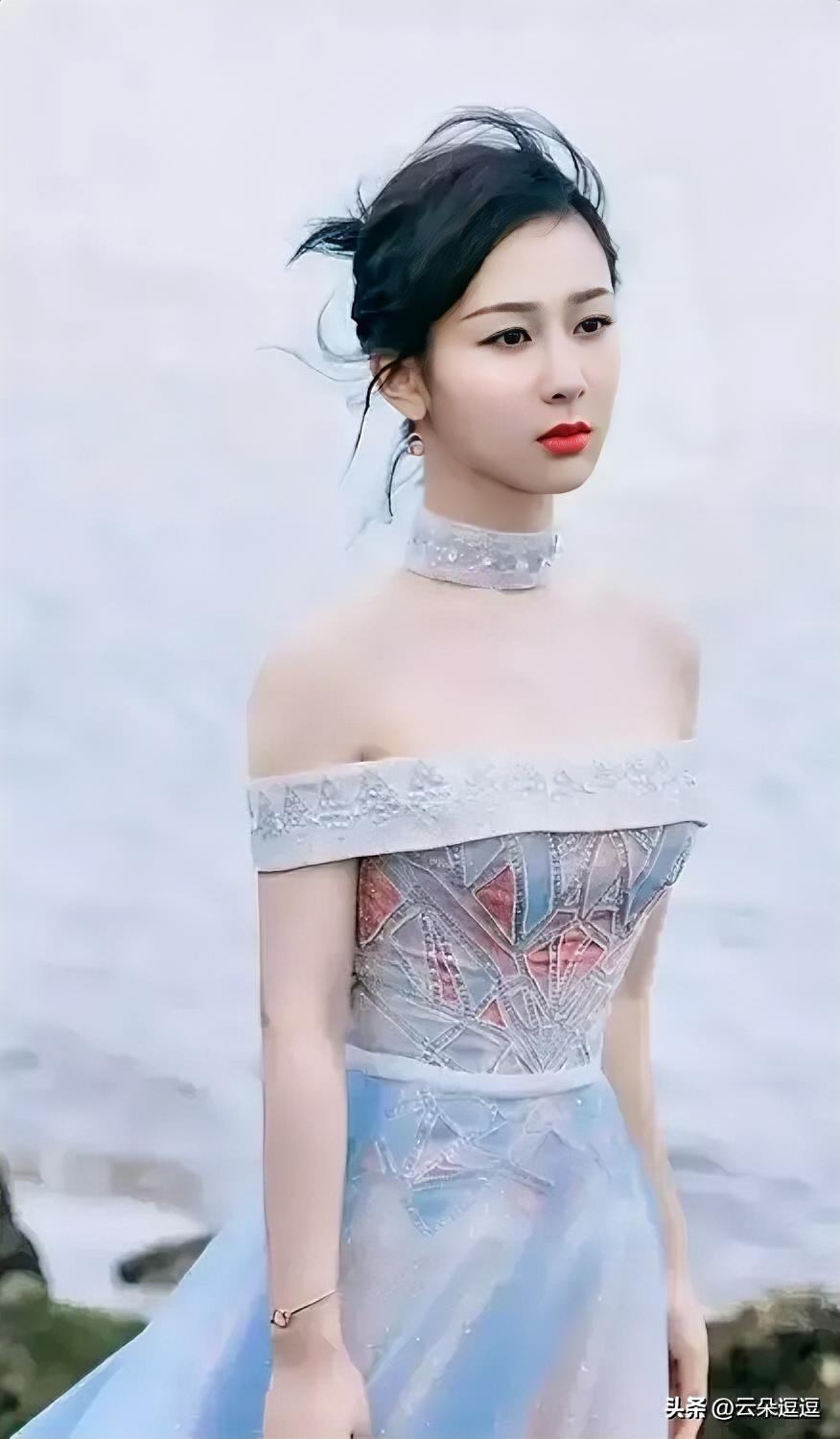 梦幻蓝裙，优雅迷人，海边漫步，尽显风情