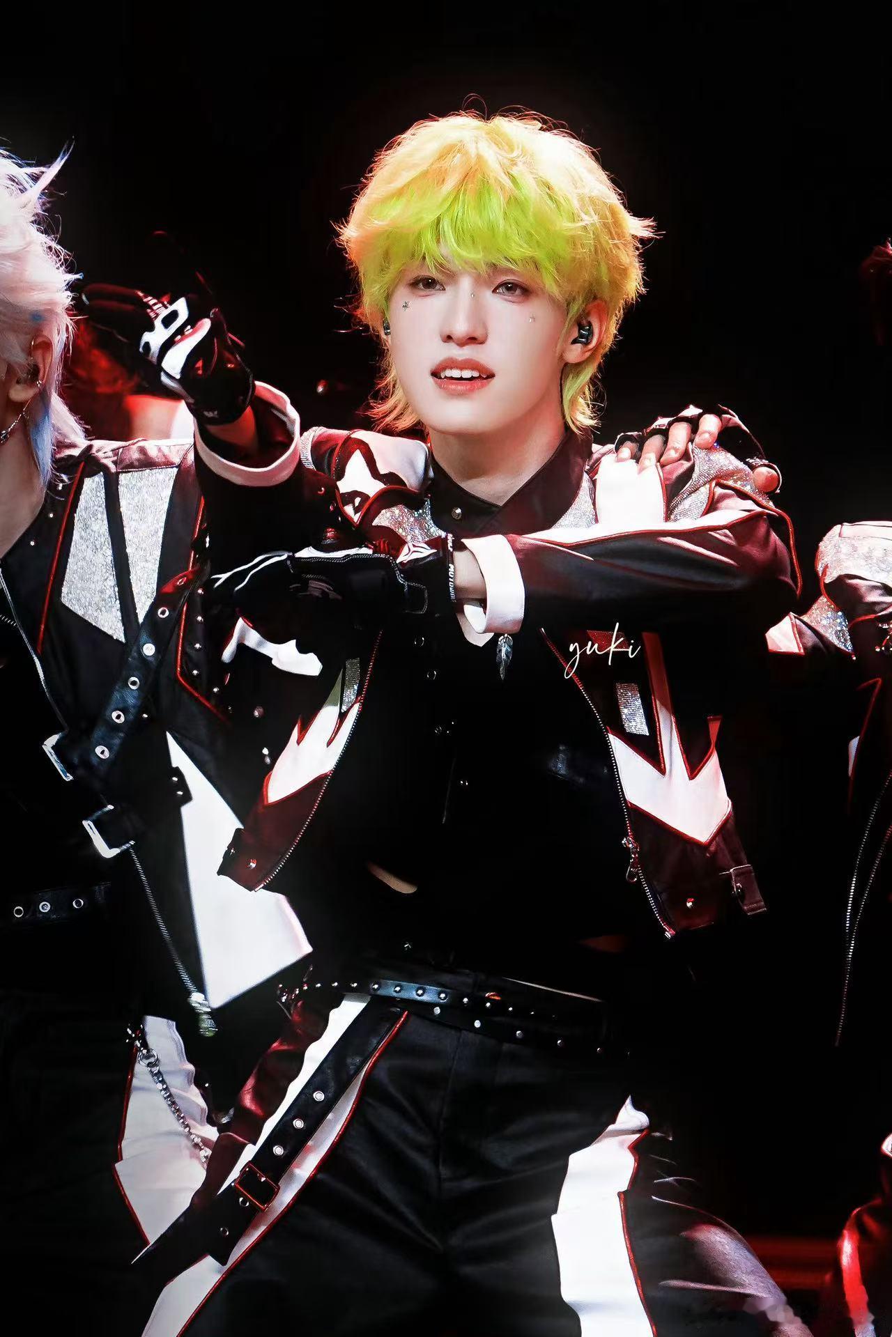 张泽禹歌声里的热烈与赤诚 深海鲸鱼与机械蝶翼的舞台配上他的歌声，像一场温柔又热烈