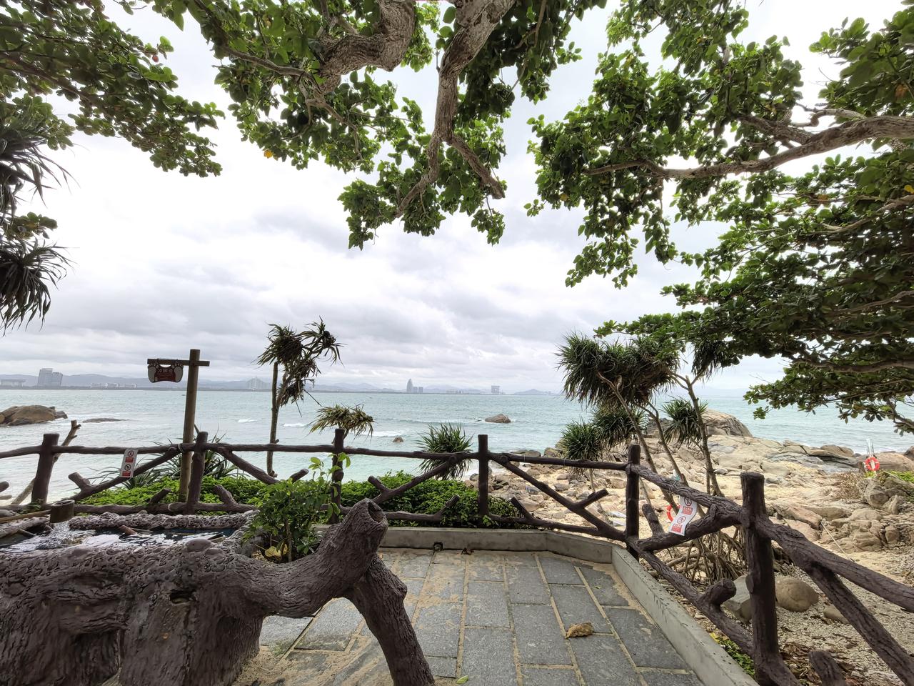 第一次看见帅哥害怕到全身流汗的样子。
上个月月底和帅哥一起去旅行，六日的旅行让我