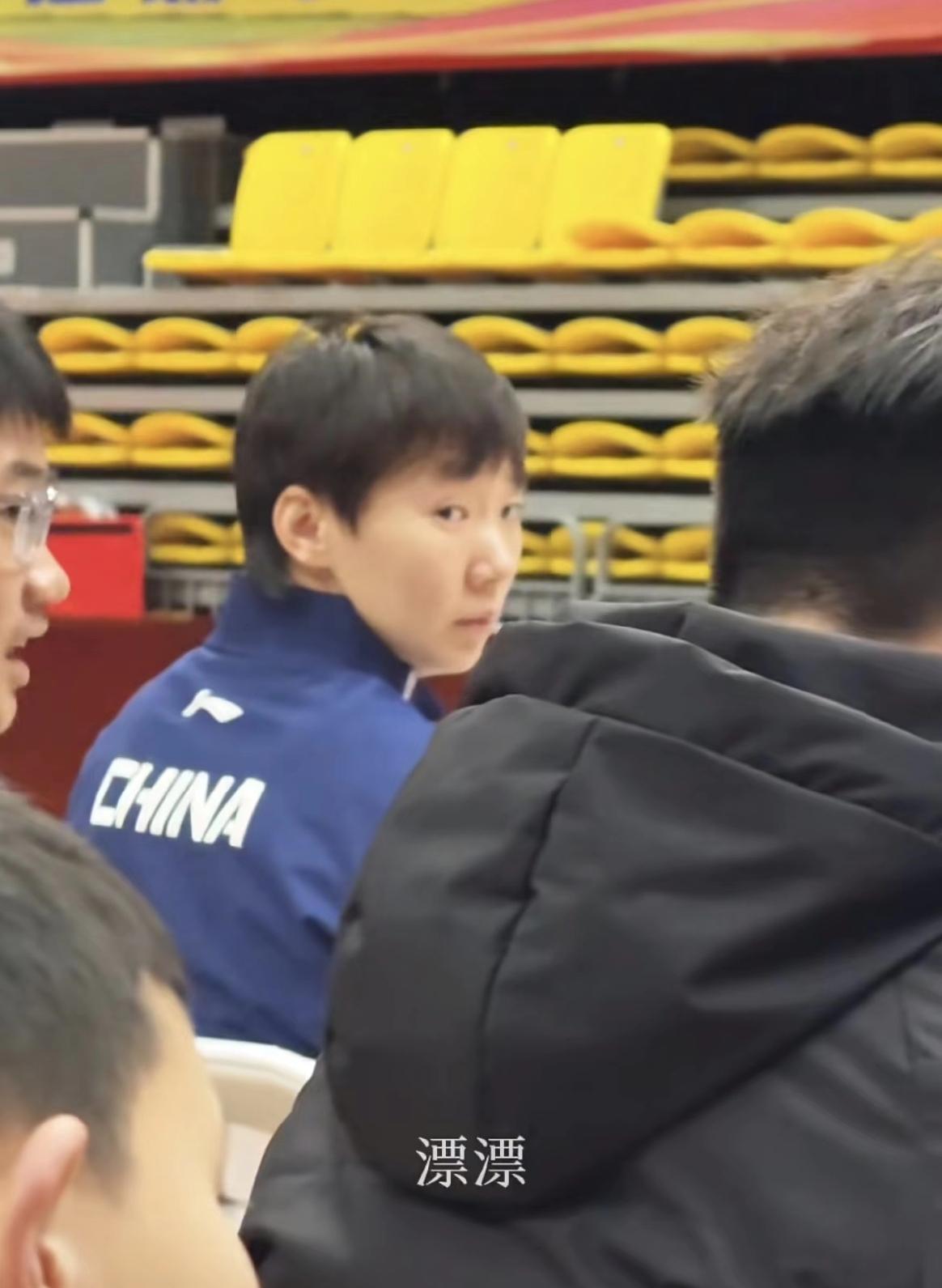 今日下午，与国乒队友一起在重庆参加“国球进社区”活动的王曼昱！曼昱后面的老大爷手