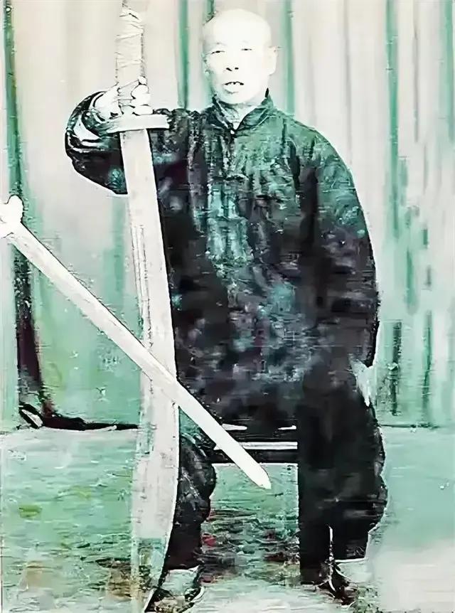 1944年，日军扫荡时抓了三名“少妇”并交给一77岁老汉看守。谁知，就在日军看守