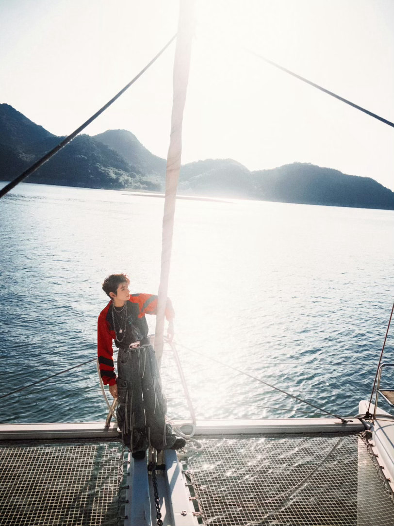 王源3月的最后一天王源春天分享一组专辑花絮图 王源3月的最后一天，分享一组专辑花