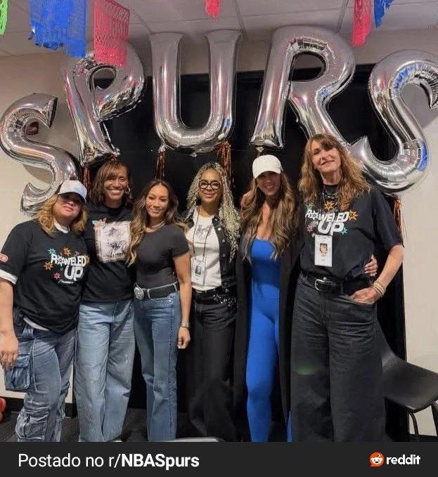 妈妈们的聚会！从左到右依次是卡斯尔、瓦塞尔、哈珀、KJ、卡布、文班亚马的妈妈 