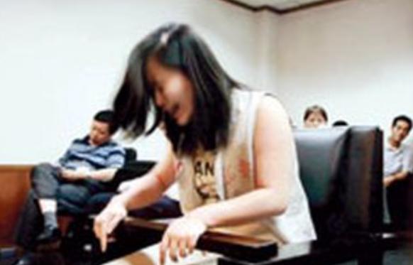 2006年庭审现场，死刑犯刘晶晶被带上法庭后情绪彻底崩溃，不仅语无伦次，还不停流