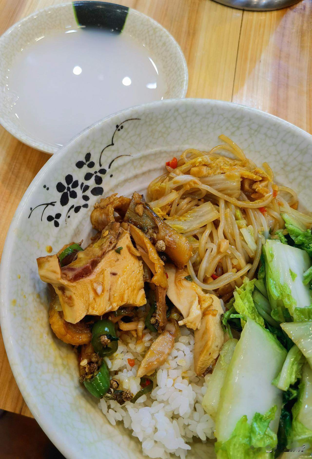 昆明旅游期间，到了午饭时间，在美丽新世界小区附近，偶遇这家食客排队吃的自助餐馆。