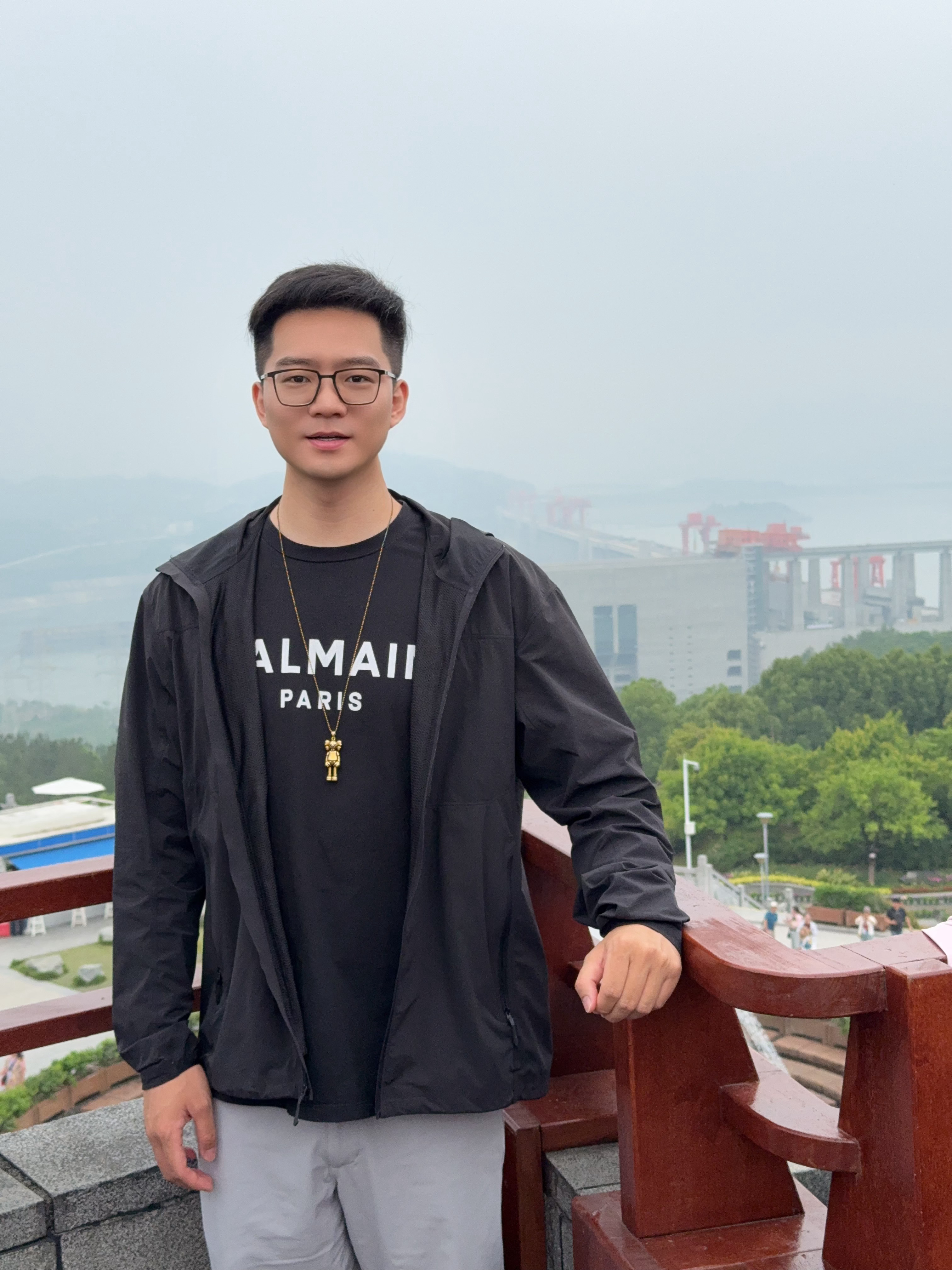 万千气象看荆楚初次来到三峡大坝，内心满是激动，实在忍不住想要拍张合影留念。之前，