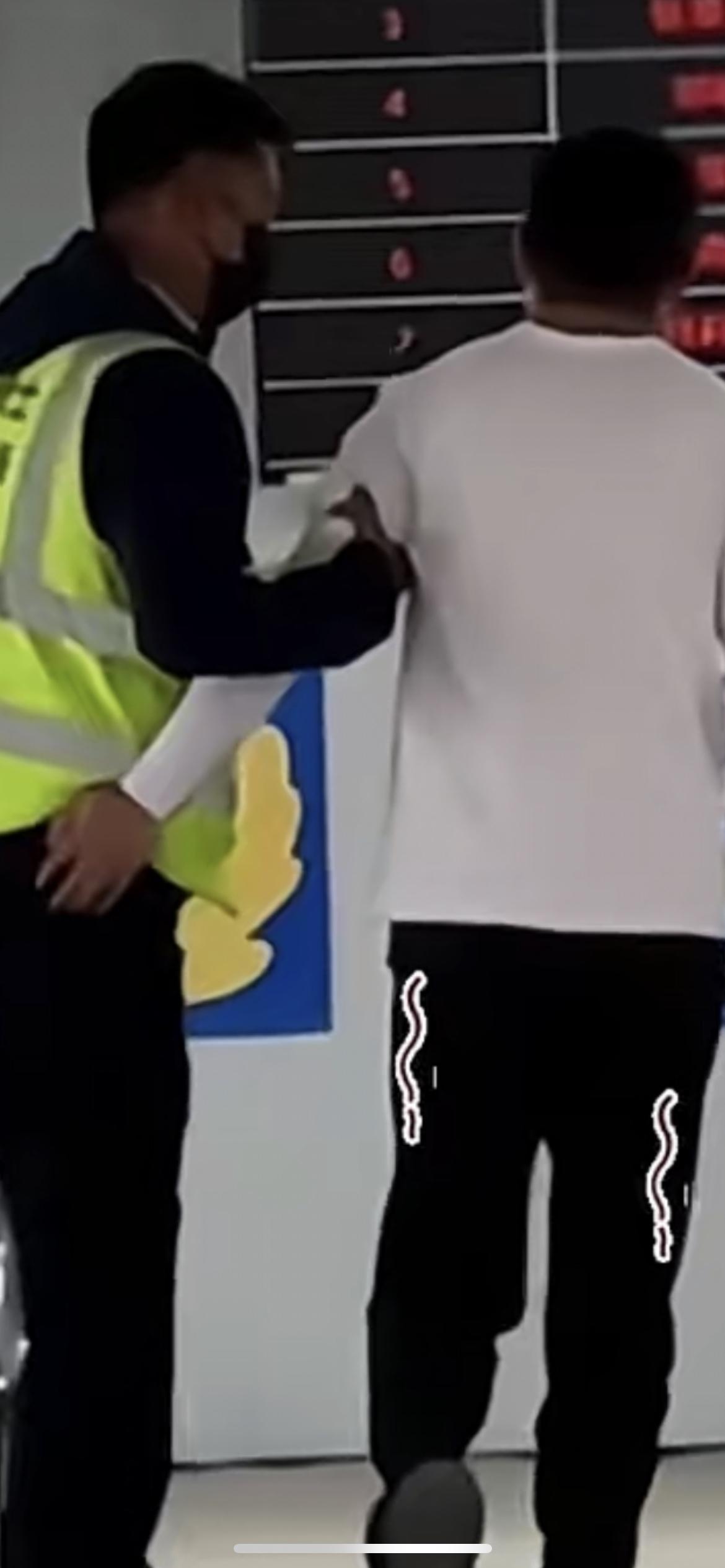 4月29日陕西 西安，“科二考试现场名场面”，学员紧张到浑身发抖 ，全靠工作人员