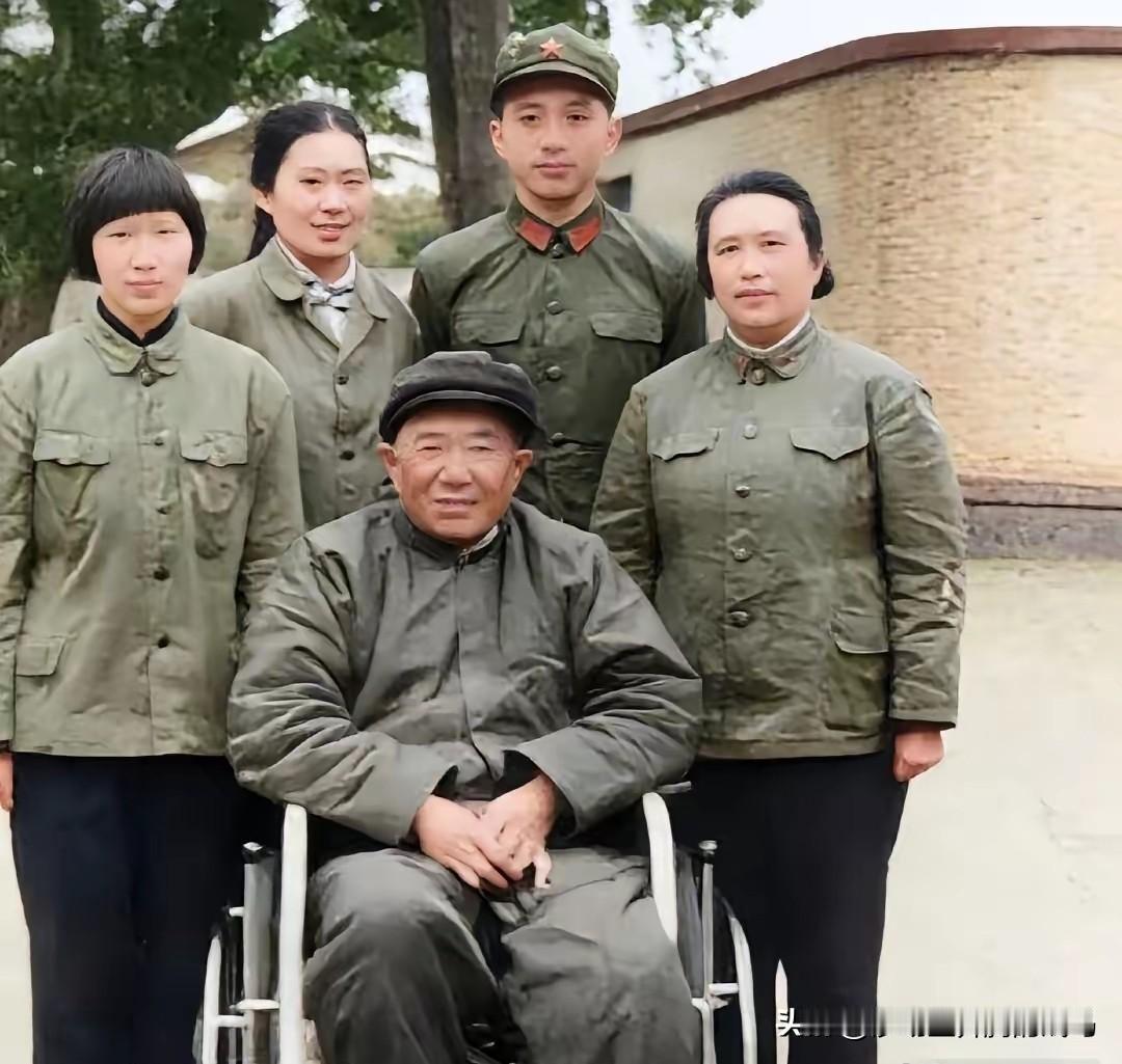 1978年夏，轮椅上的罗瑞卿大将目光炯炯，与家人留下最后一张合影。尽管双腿不便，