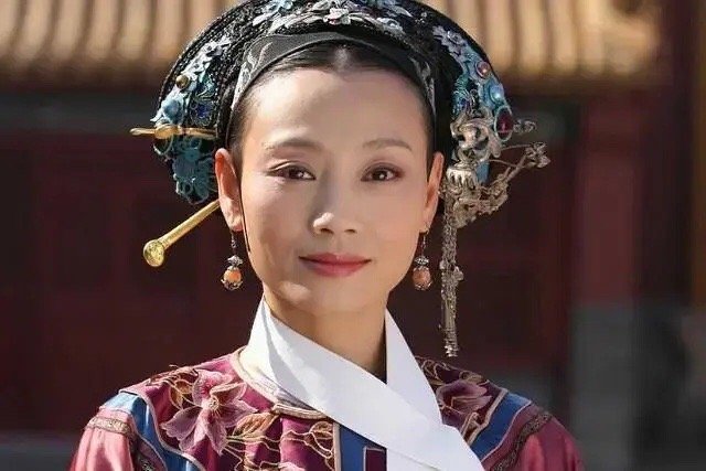 1702年，雍正独自一人饮酒时，一个小宫女悄悄来到他身后：“皇上，奴婢陪您喝两杯