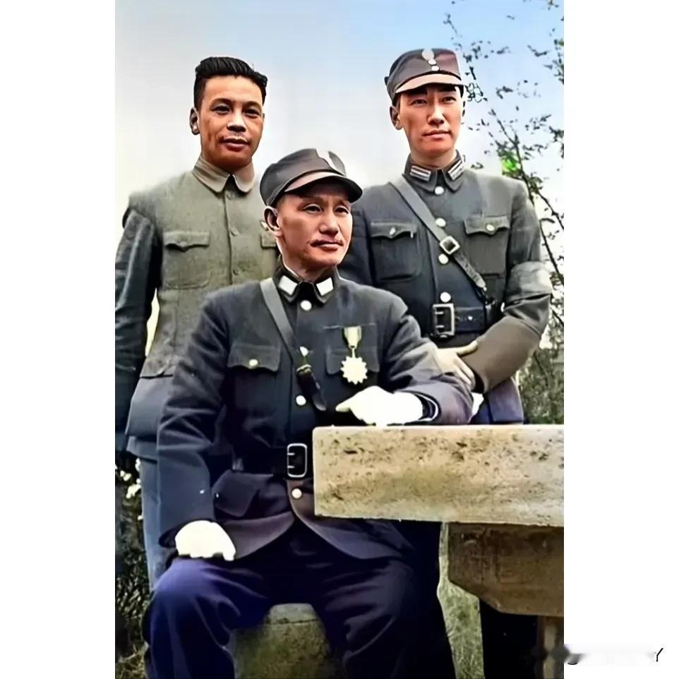 上世纪40年代，重庆，蒋经国、蒋纬国与父亲的合影老照片