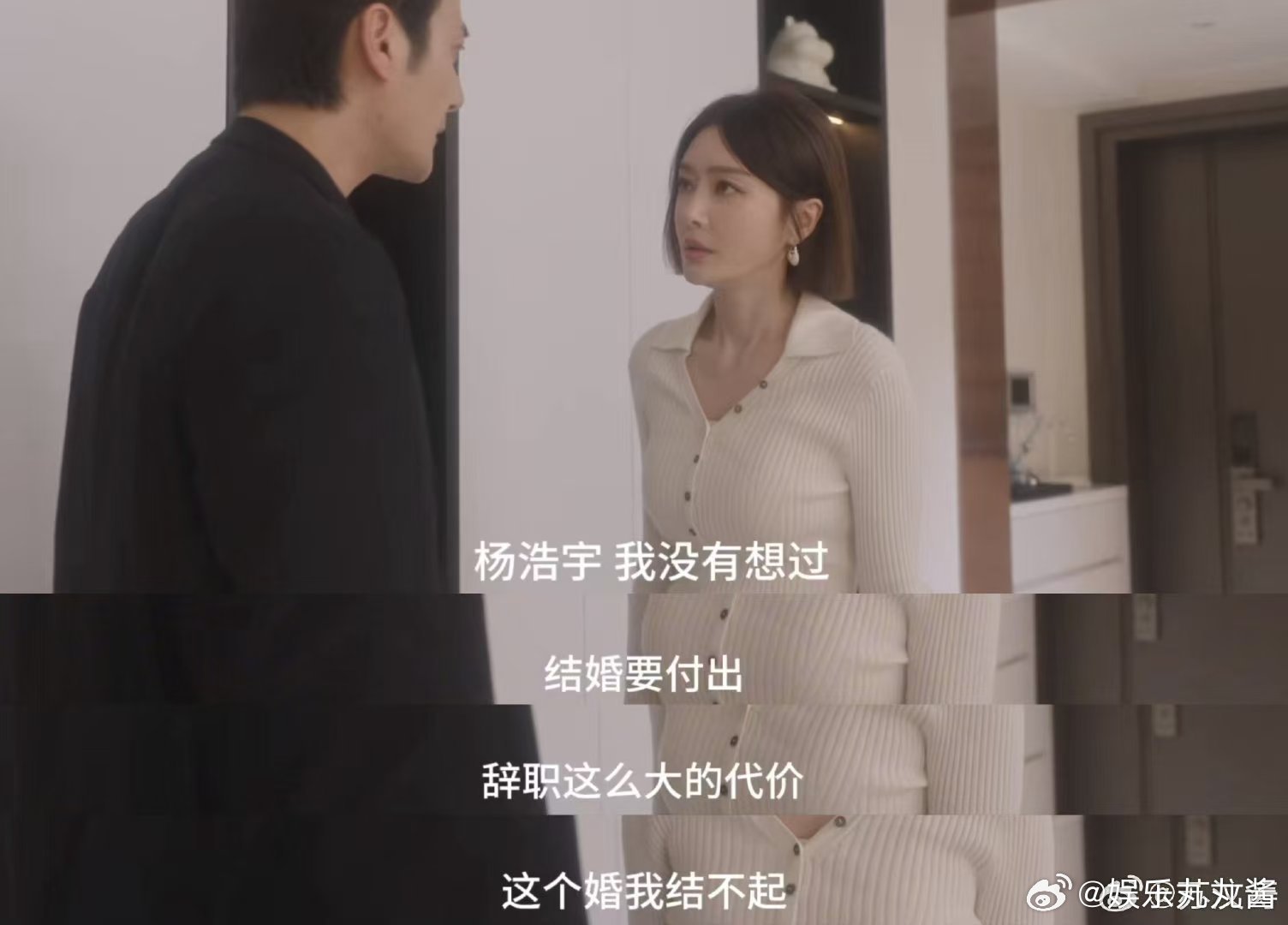 秦岚新剧演空降霸总秦天越在《成家》里，那简直就是职场界的“女神”！不仅气场强大，
