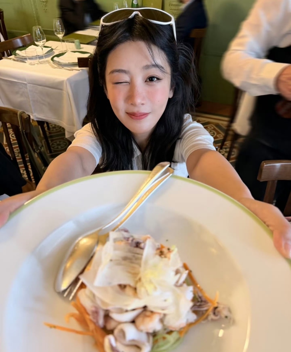 娱乐杨紫餐厅拍照模板杨紫和食物合照模板杨紫和食物合照模板，完全可爱！！ 