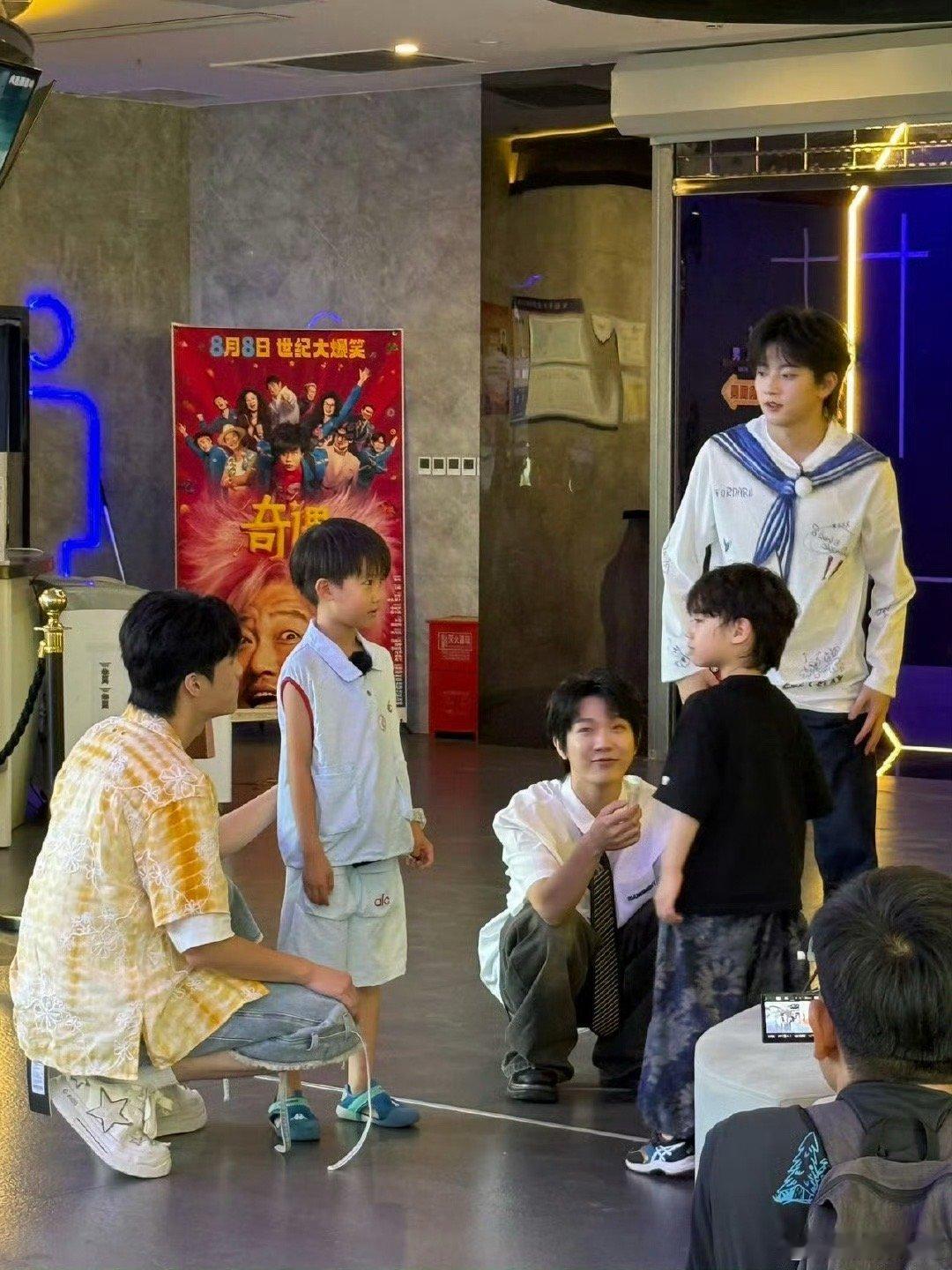 牛在在穆祉丞许珑瀚暑假也要带小孩 被这群带娃的大男孩暖到！牛在在给娃擦汗，三人随