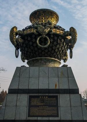 1982年，江苏一老农挖出40斤黄金，上交时才发现，装黄金的罐子才是无价之宝
这