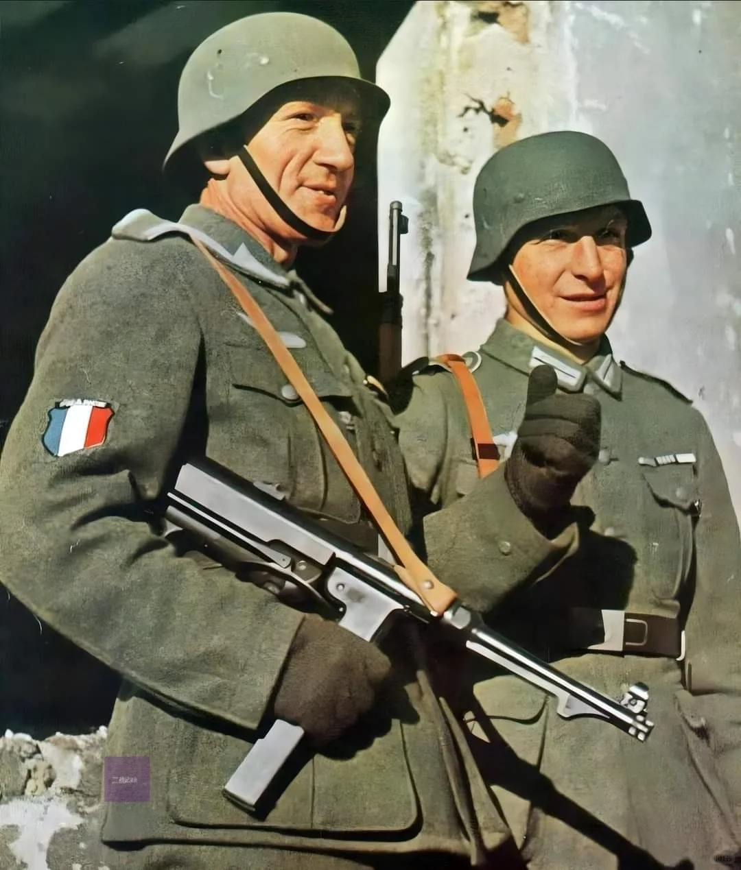 1941年冬，两名身穿全套德国制服手持MP-40冲锋枪的“法国志愿军团...