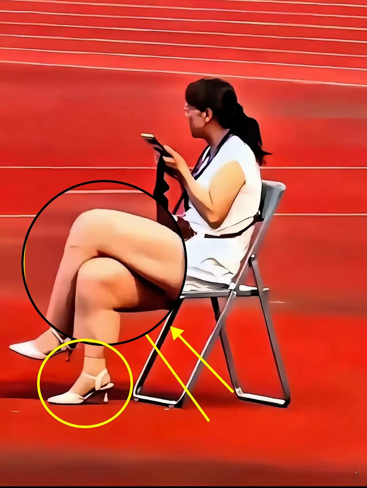 严查严办
陇超开幕式国歌奏响全场肃立
持证女工作人员翘二郎腿刷手机无动于衷。无视