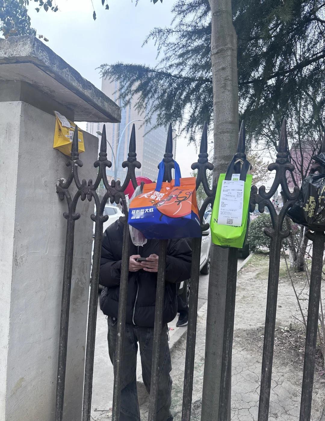 关于安师大外卖被校外人员偷事件
今天发现一个像外卖员的人，想把外卖从里面往外面拿