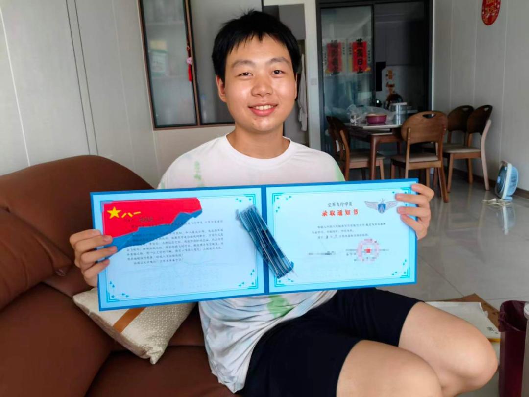 恭喜清中三名学子圆梦军校！三名学子分别被空军航空大学、网络空间部队信息工程大学、
