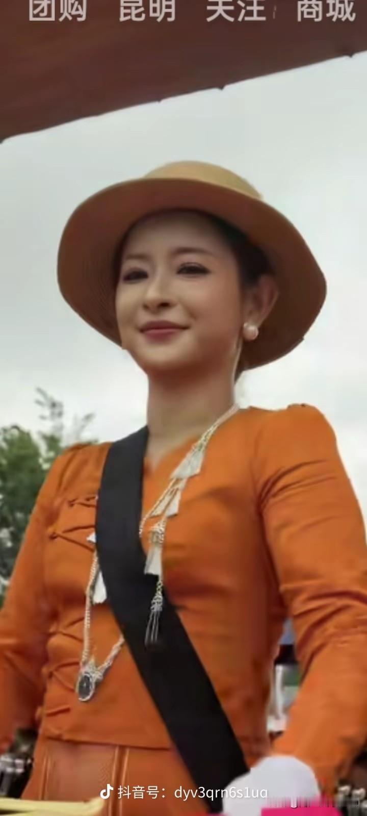 盈江的婷公主为什么能迅速火遍全网？

1、得益于盈江县的目瑙纵歌节活动，借助于这