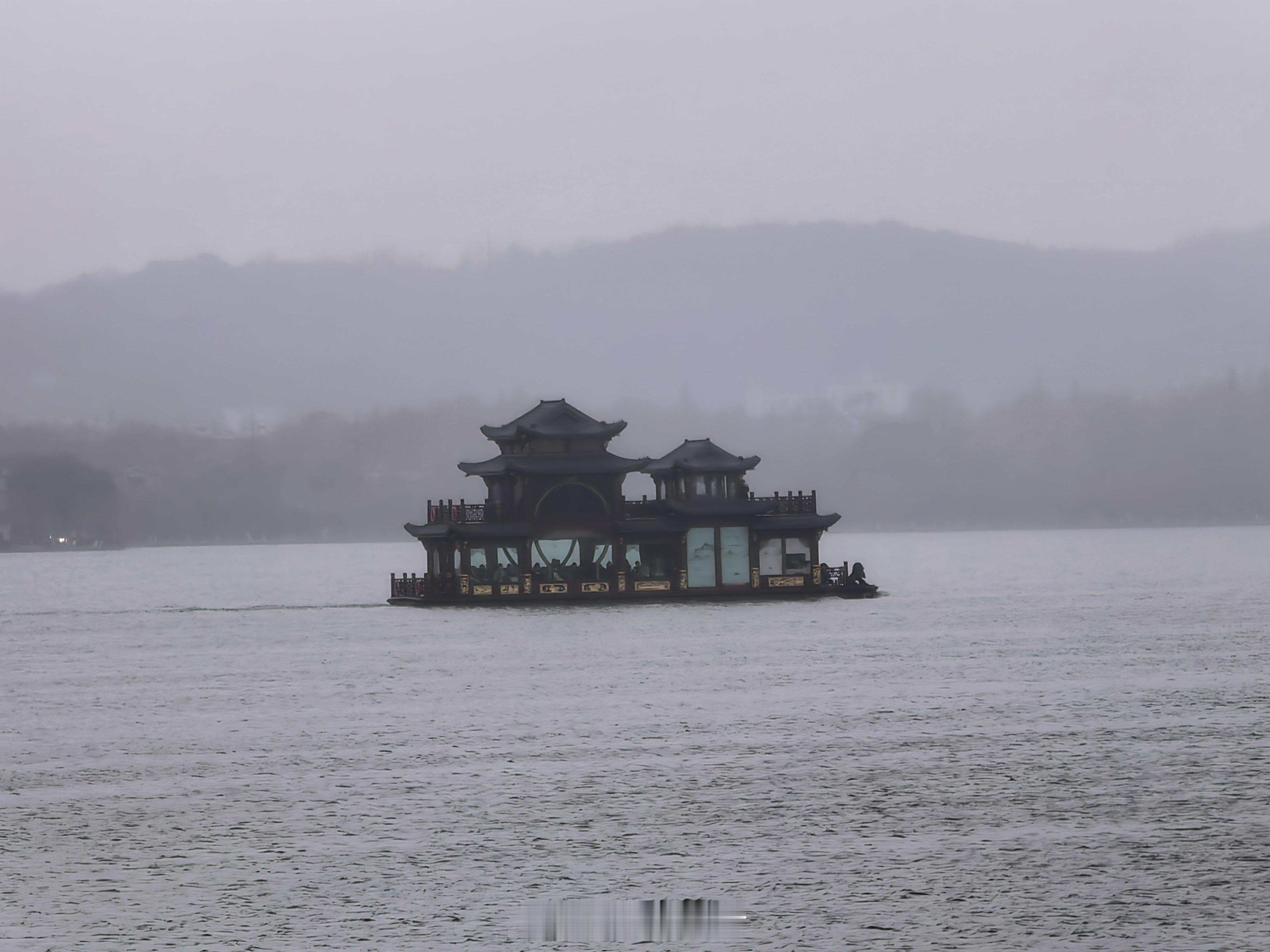 从来没有这么讨厌下雨天团队五六个人耗在杭州，为了等天晴，有点犹豫，是在这儿住几天