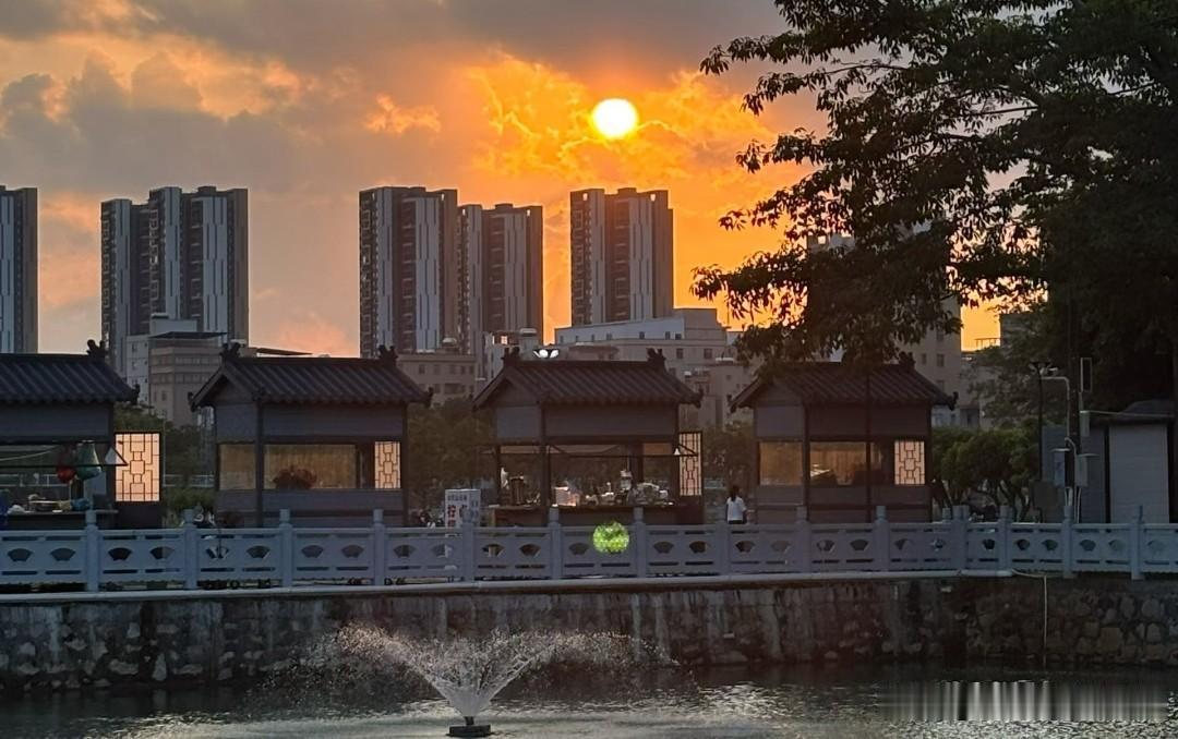 ❤️玻尔模型中电子的定态与跃迁，揭示了微观世界最本质的规律：电子只有在稳定轨道上