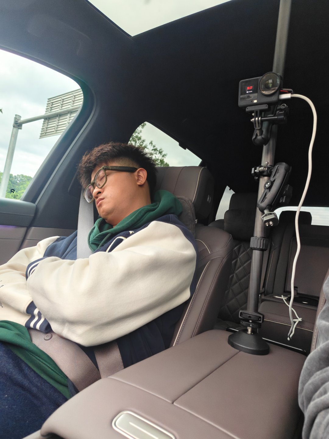 我这还没停机呢，咋就睡着了?到底是什么车的辅助驾驶可以让他睡这么香 