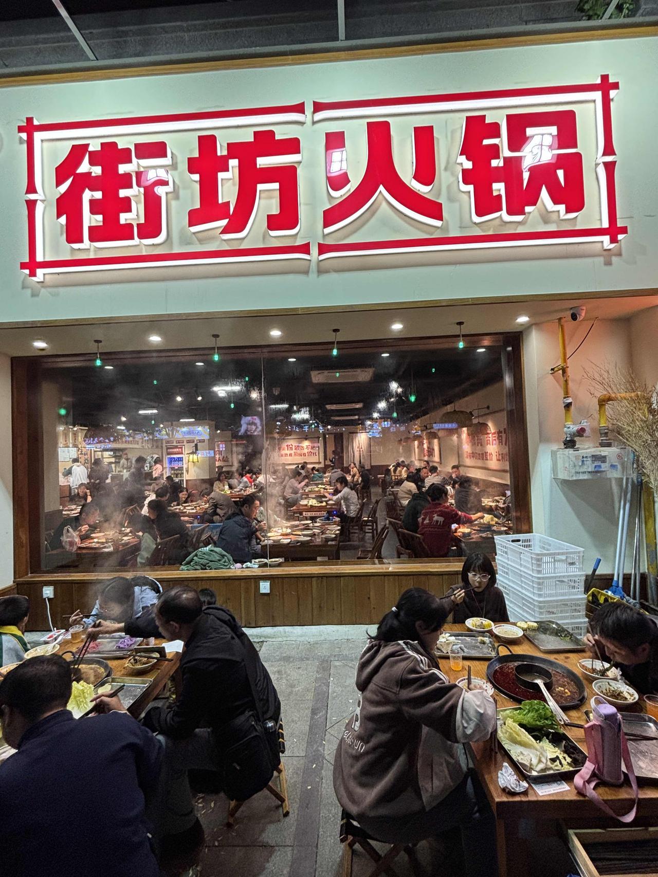 从未见过如此令人震撼的场景

郑州一条小街的夜市，灯火通明，人声鼎沸，充满了热闹