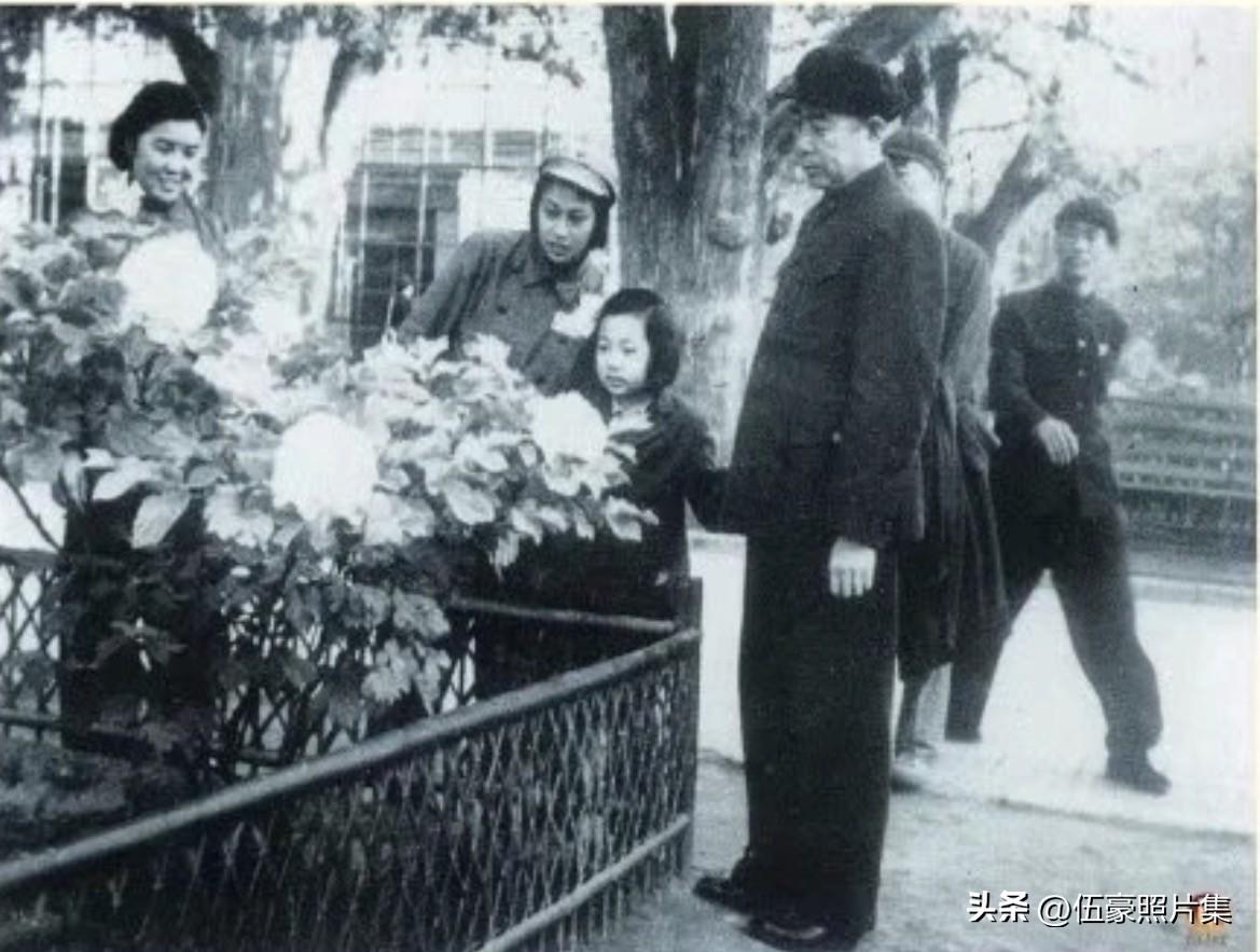 1965年，周恩来支持侄女周秉宣报考中央工艺美术学院染织设计系，他说：“工艺美院