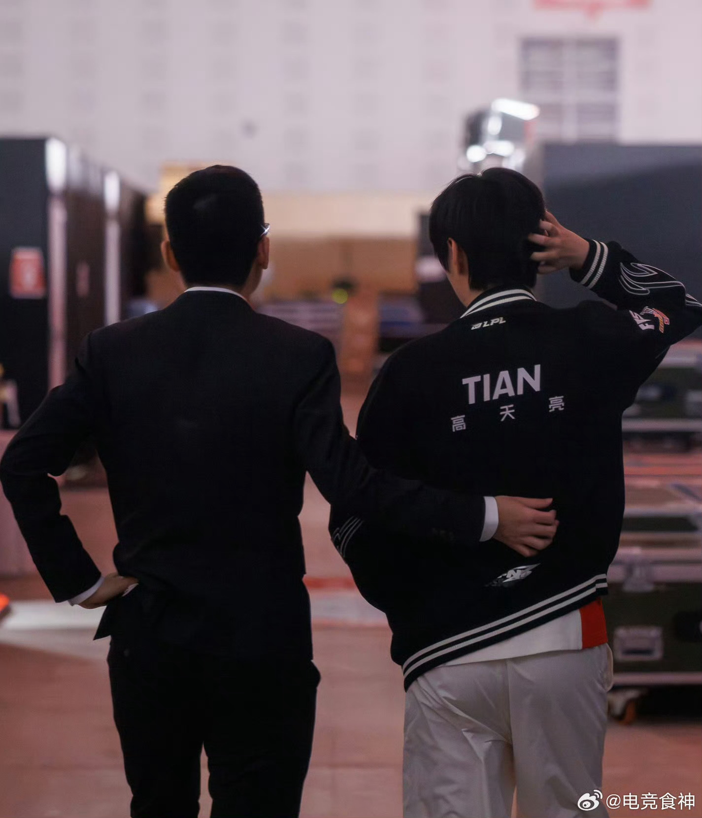 TSW教练战马赛后安慰Tian赛场上作为对手赢了比赛，赛后却以昔日恩师的身份拥抱