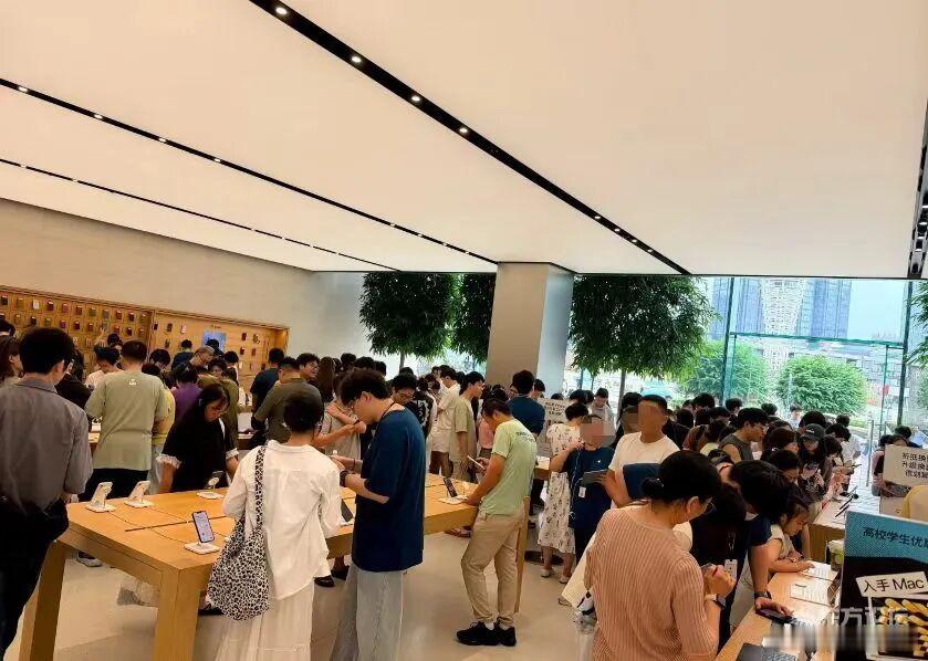宁波天一广场iPhone18Pro开售现场人山人海 9月18日，iPhone18